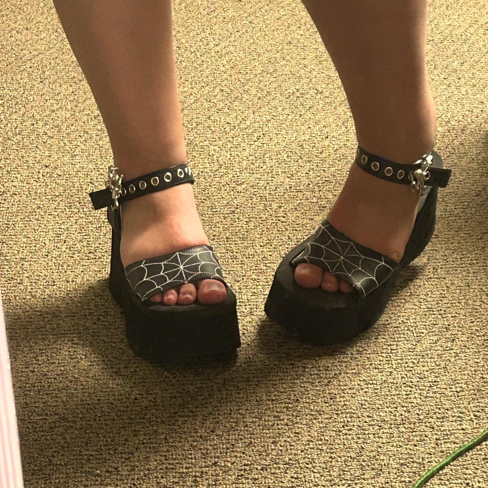 DEMONIAS⛓️Size: 7 height:3 inches BAD for wide feet
